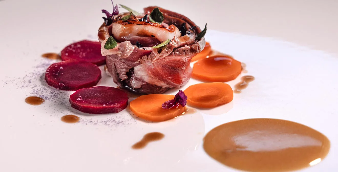 Carne con barbabietola e carote